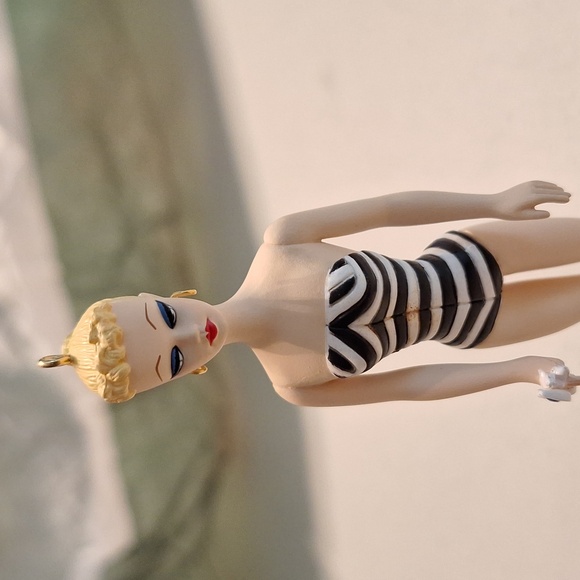 Barbie debut Hallmark ornament - Picture 6 of 6